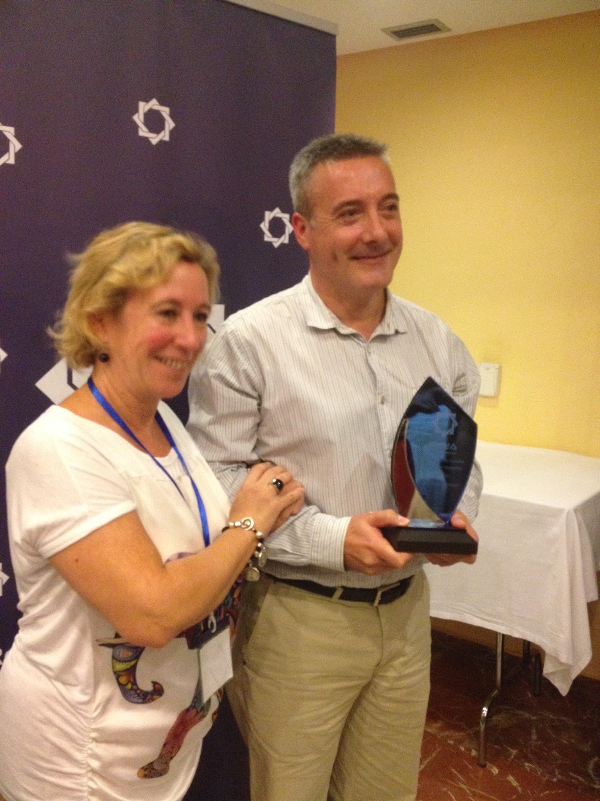 David Galadí junto a Blanca Troughton, presidenta de la Federación de Asociaciones Astronómicas de España, durante la entrega del I Premio Comellas de la RAdA.