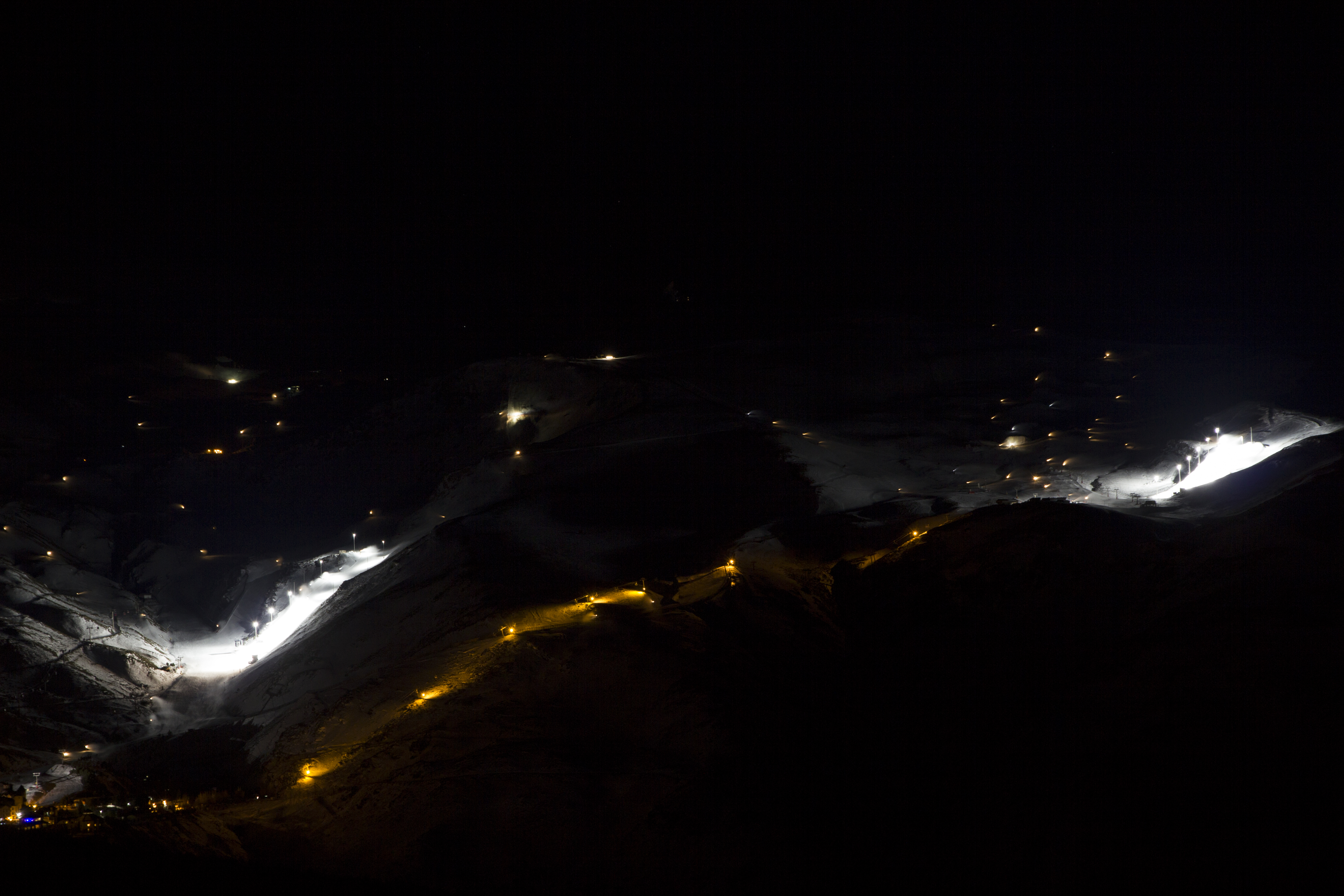 Vista de las pistas de esquí iluminadas antes de llegar al refugio militar.